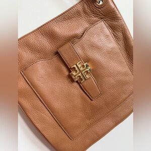 Tory Burch Camel Tan pebbled crossbody Logo purse- chain strap